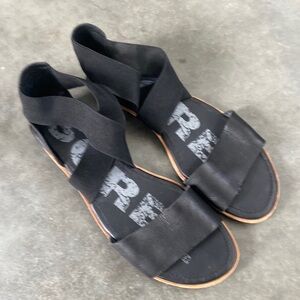 Sorel size 10 sandals.